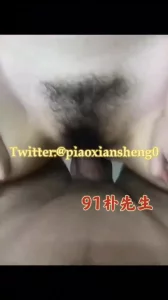 已婚的幼师，趁着老公不在家偷情，性欲强爱吃肉棒