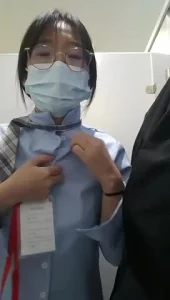 玩弄00后骚女有完整版看禁止内容